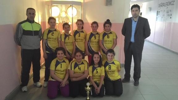 Çalış Ortaokulu Kız Voleybol Takımımız, Nevşehir´de düzenlenen müsabakalarda finallere kalarak il üçüncüsü oldular.