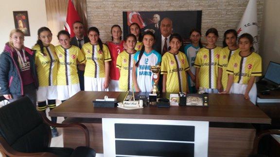 Ayhanlar Ortaokulundan Yıldız Kızlar Futbol Takımı İl Birinciliği 
