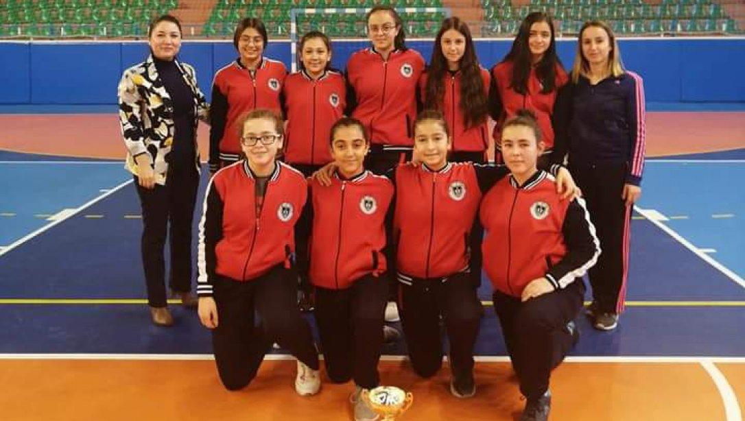 Ahmet Ergün Ortaokulu Yıldız Kız Basketbol Yarışmasında İl İkincisi Oldu.