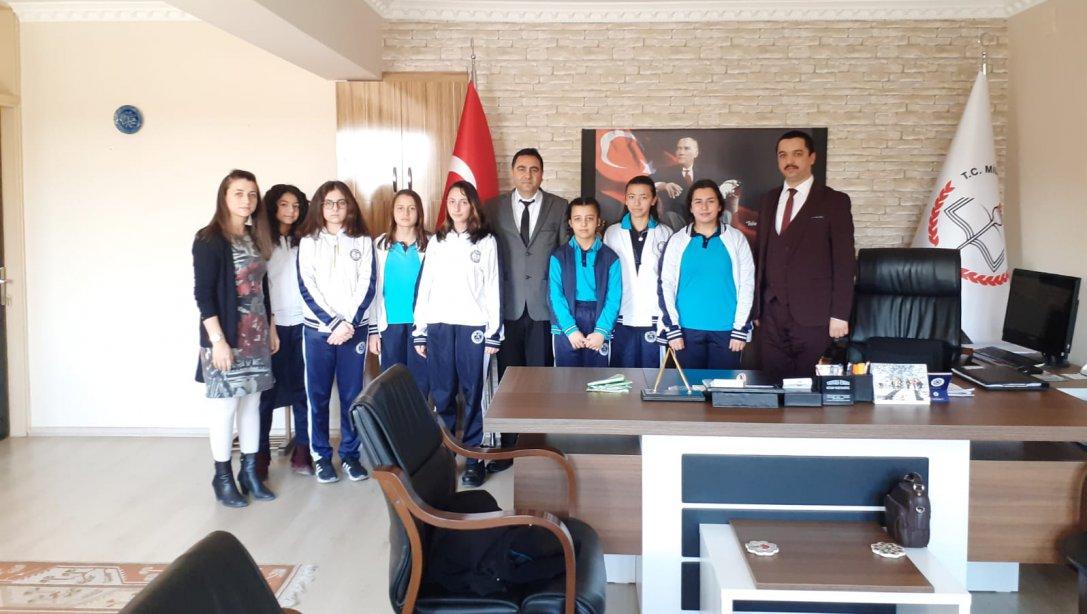 İlçe Milli Eğitim Müdürümüz, Avanos Mehmet Akif Ersoy Ortaokulu Öğrencilerini Resim ve Spor Başarıları Sebebiyle Makamında Ağırladı.